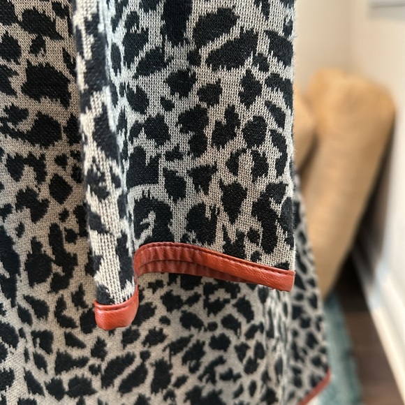 Fun lighter weight animal print jacket. Not lined - terrific for layering - Picture 5 of 5